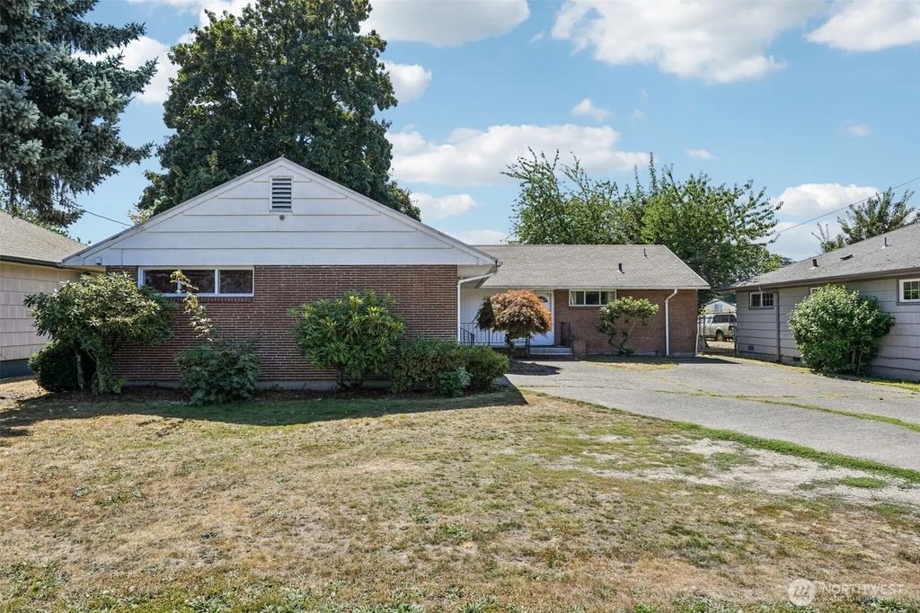 2219 Ocean Beach Highway, Longview