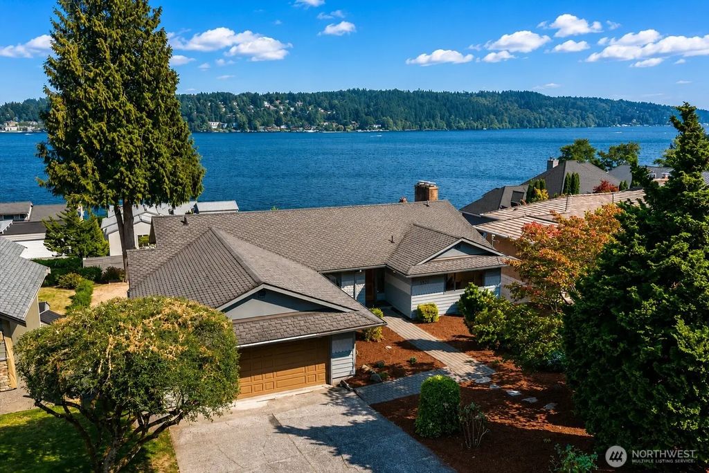 3920 Ne 157th Place, Lake Forest Park