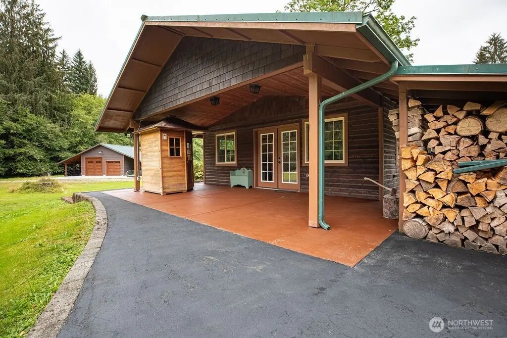 2298 Undie Road, Forks