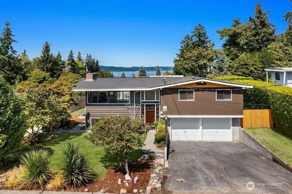 615 Pierce Lane Ne, Tacoma