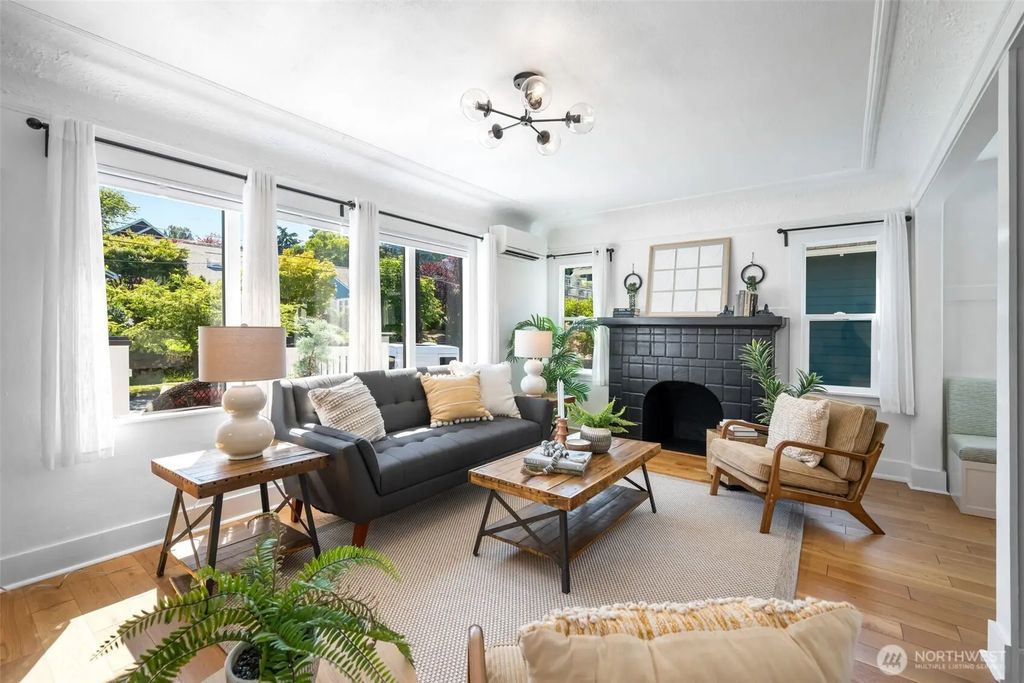 6525 3rd Avenue Nw, Seattle