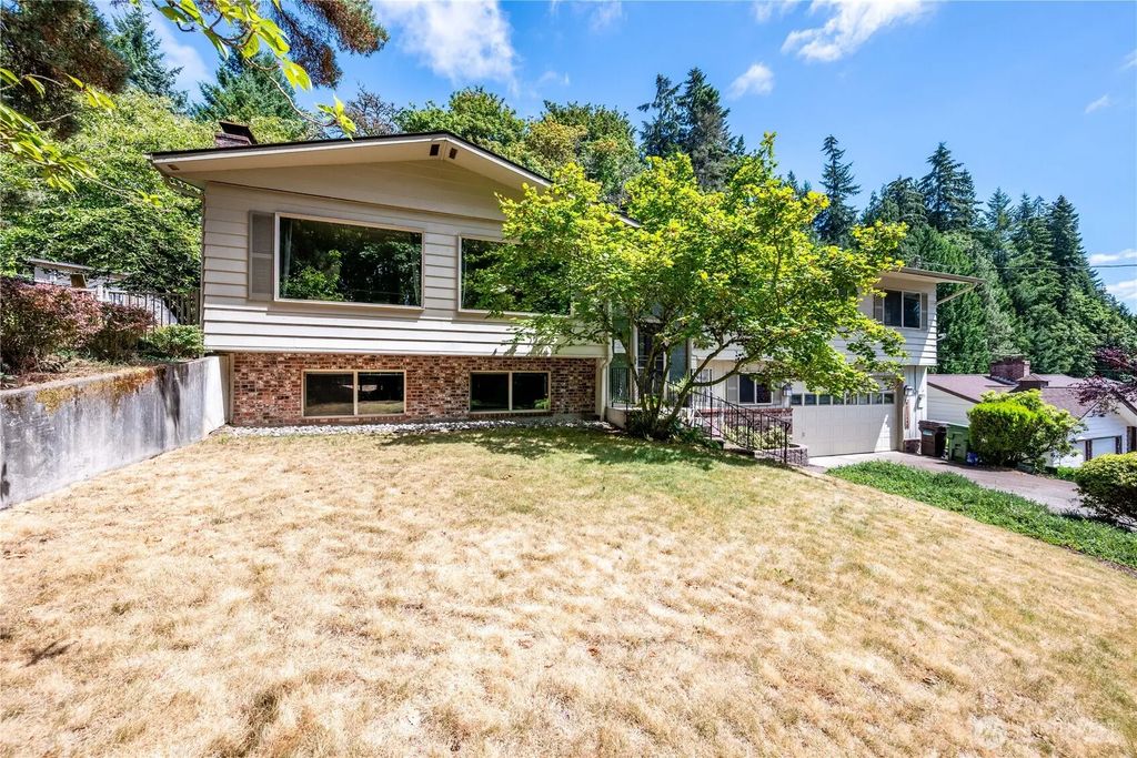 2337 W Hills Drive, Longview