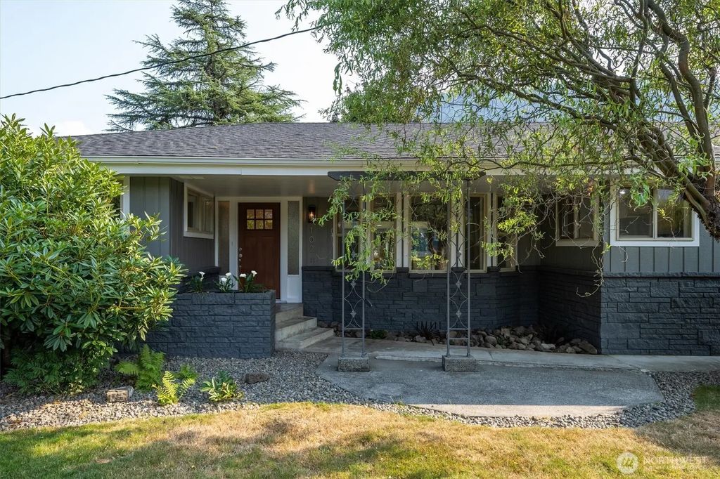 102 E Adams Avenue, Morton