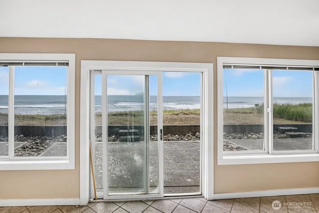 1443 Ocean Shores Boulevard Sw 102, Ocean Shores