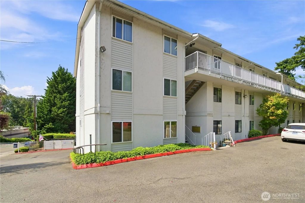 9926 Ne 116th Street 302, Kirkland