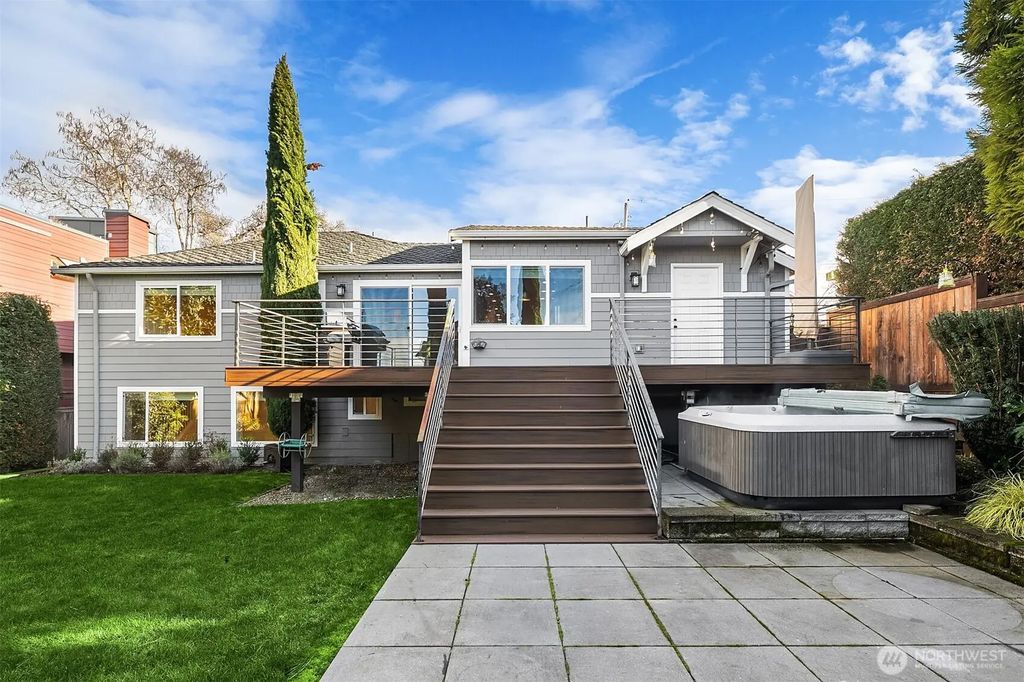 709 3rd Street S, Kirkland