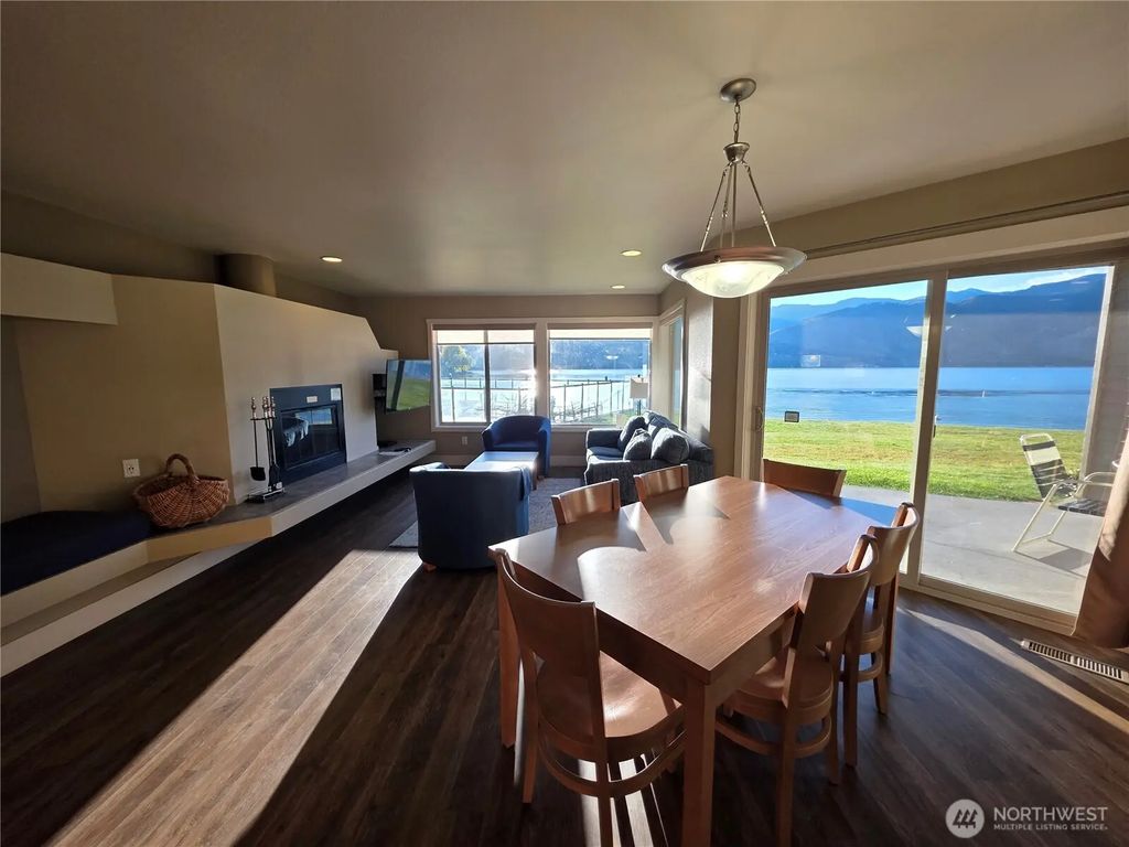 1 Lakeside 703-j, Manson