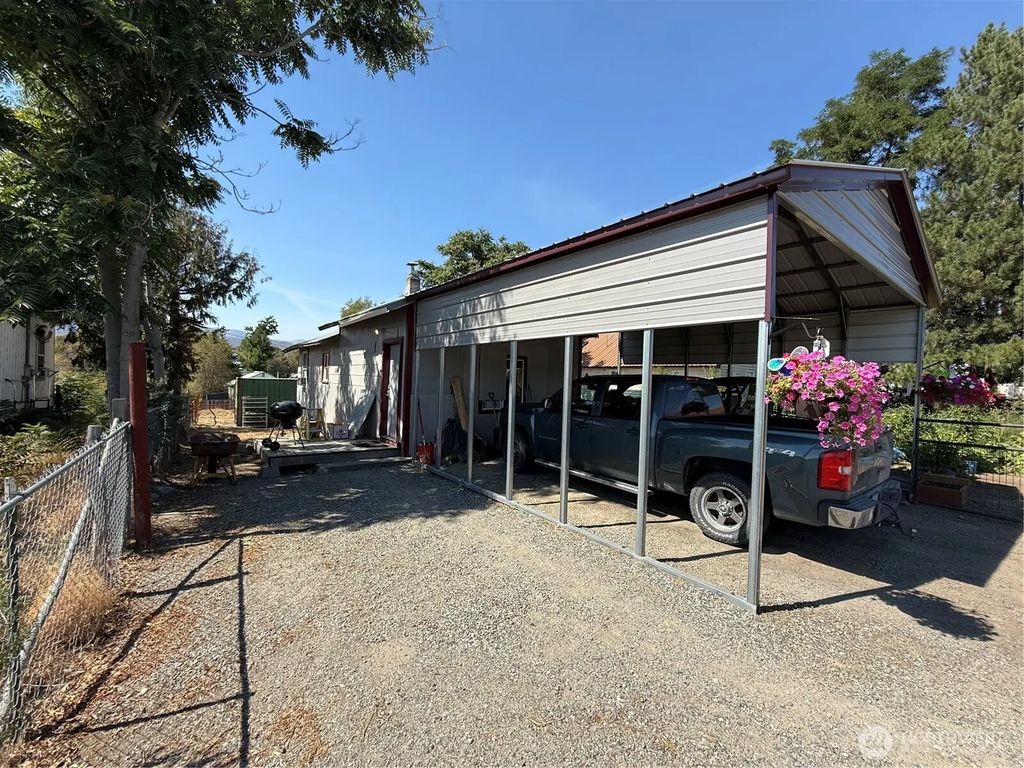 426 Hanford Street, Omak
