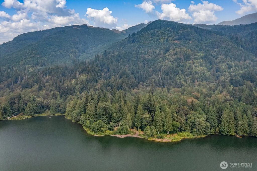 9267 Upper Frost Creek Road, Maple Falls