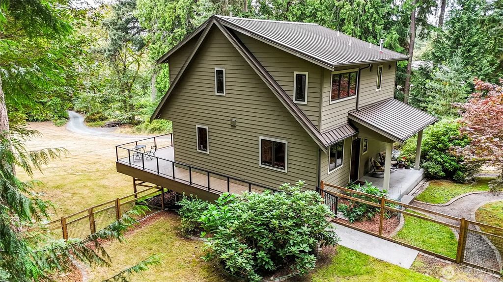 8039 Cultus Bay Road, Clinton