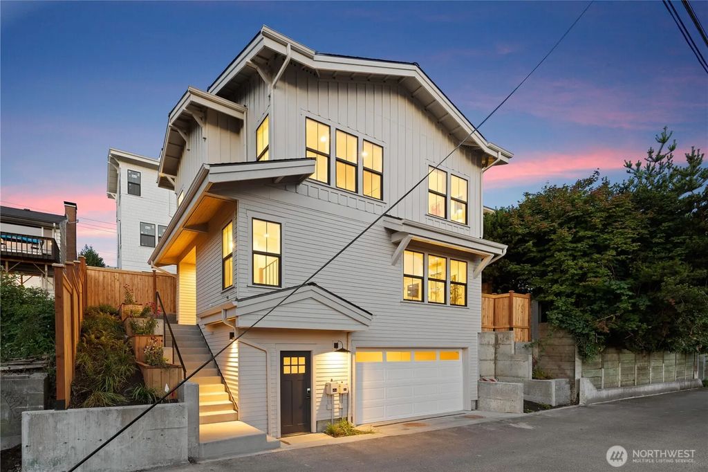 3245 13th Avenue W, Seattle