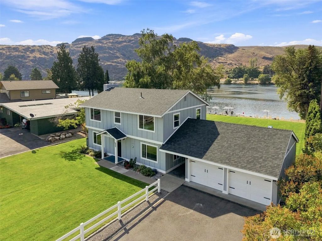 663 Riverside Drive, Pateros