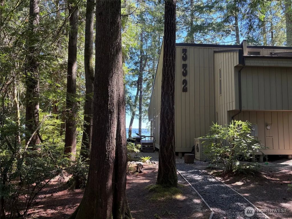 332 E Pointes Drive E 332, Shelton