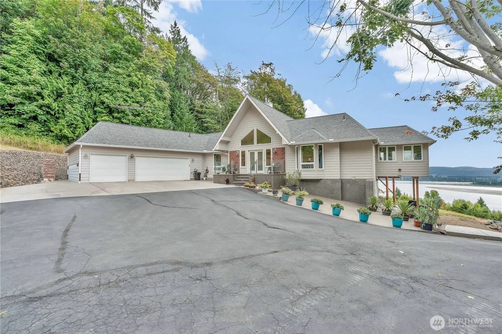 1663 E State Route 4, Cathlamet