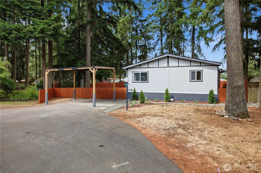 13517 203rd Street E 103, Graham