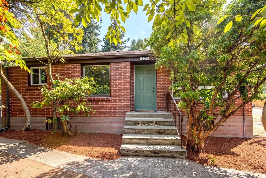 12004 5th Ave Ne, Seattle