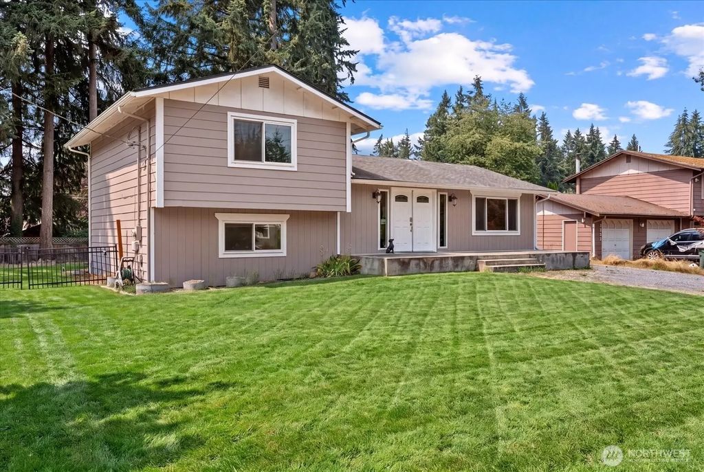 12808 Military Road E, Puyallup