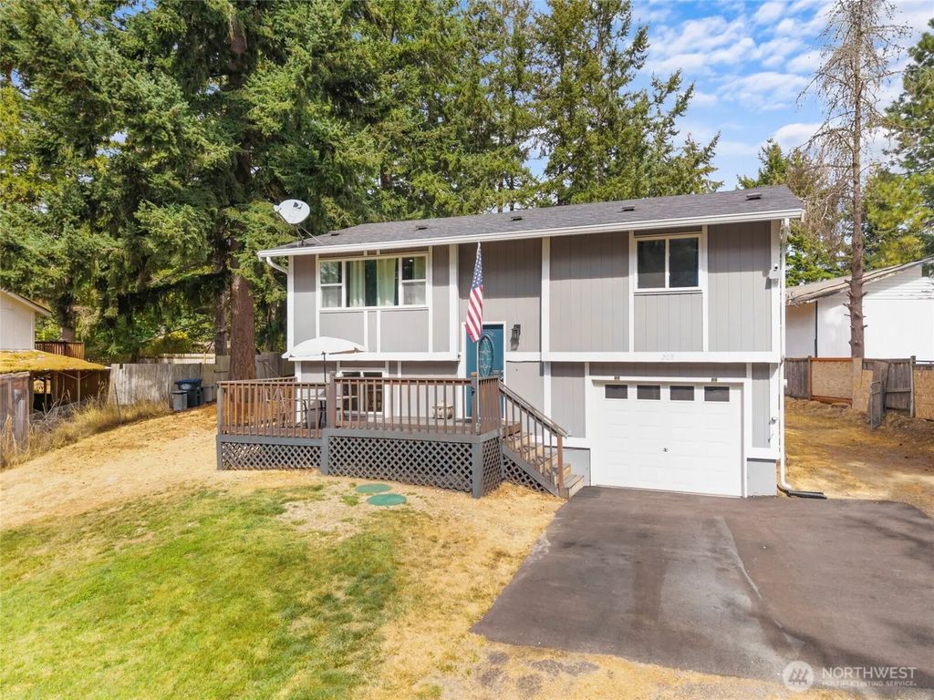 203 W Seattle Street, Rainier
