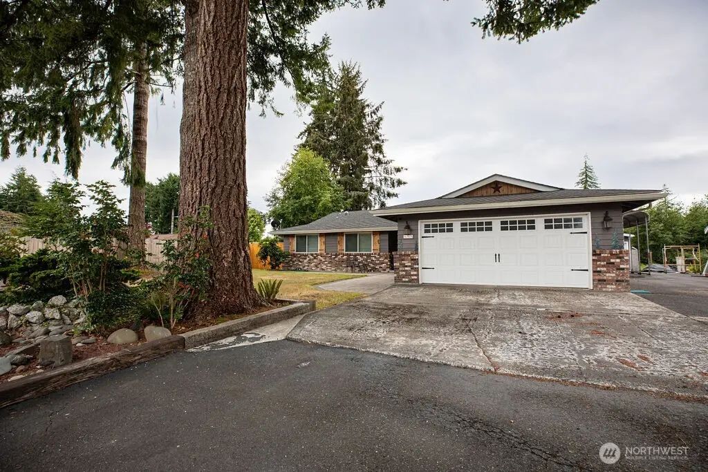 853 Robin Hood Loop, Forks