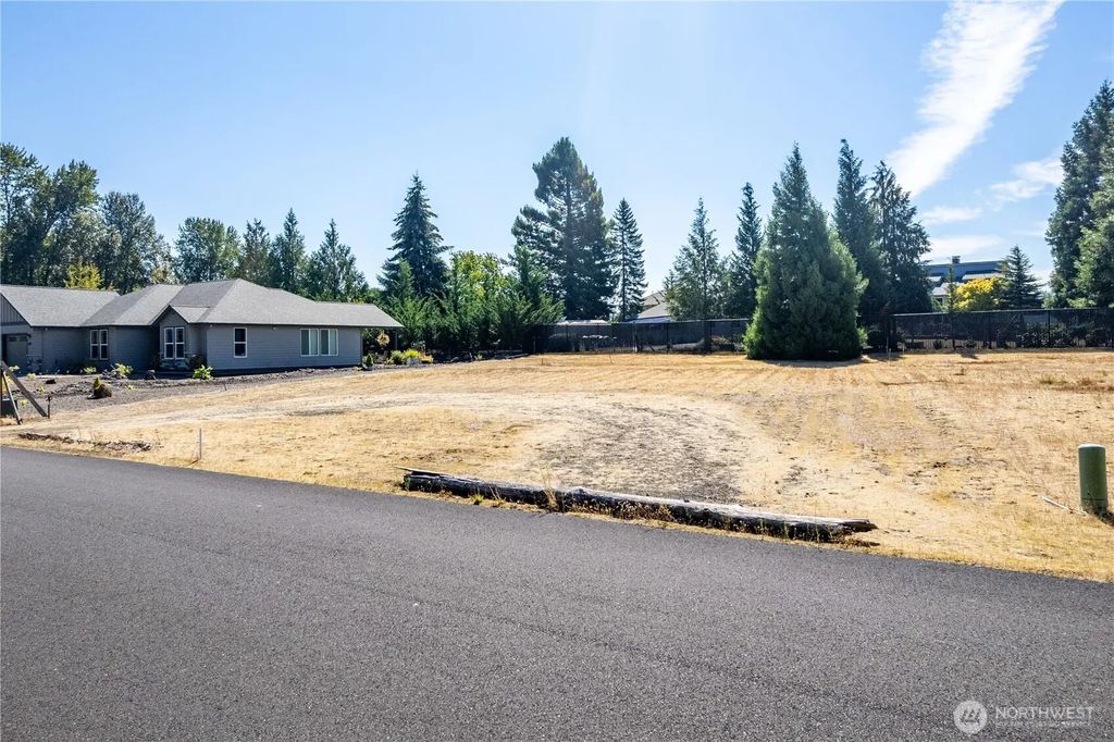211 Columbia Point Road, Longview