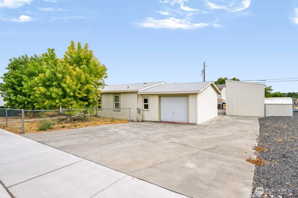 34 N Ginkgo Street, Ephrata