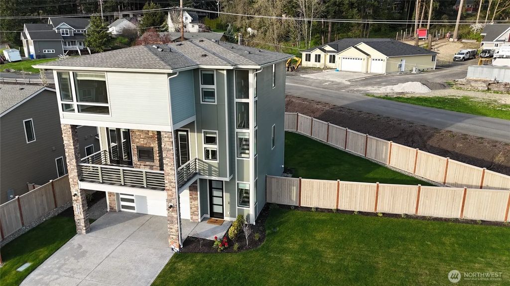 9513 38th Street E, Edgewood