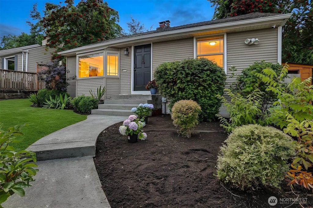 3243 22nd Avenue W, Seattle