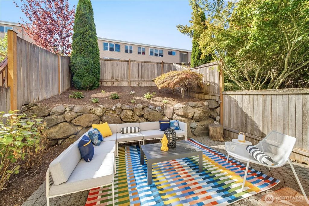 12325 10th Place Ne D, Seattle