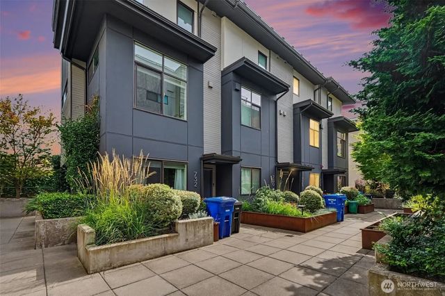 728 3rd Avenue N, Seattle