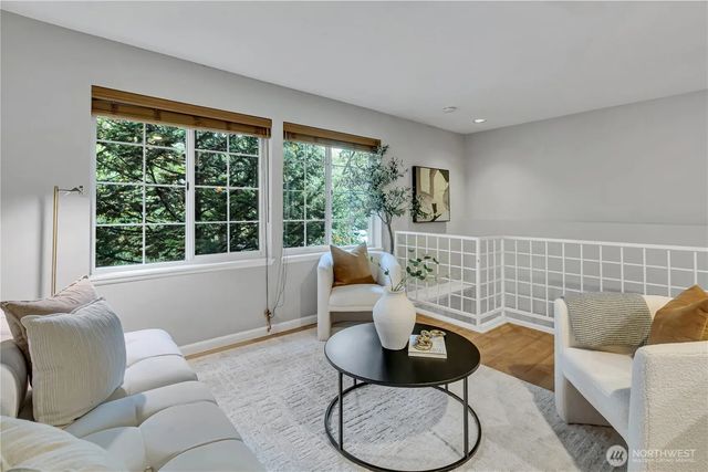 952 N 35th Street 102, Seattle