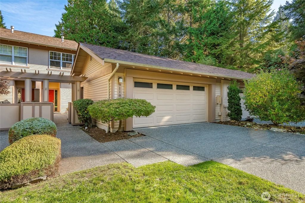 9118 Gleneagle Drive 17, Blaine
