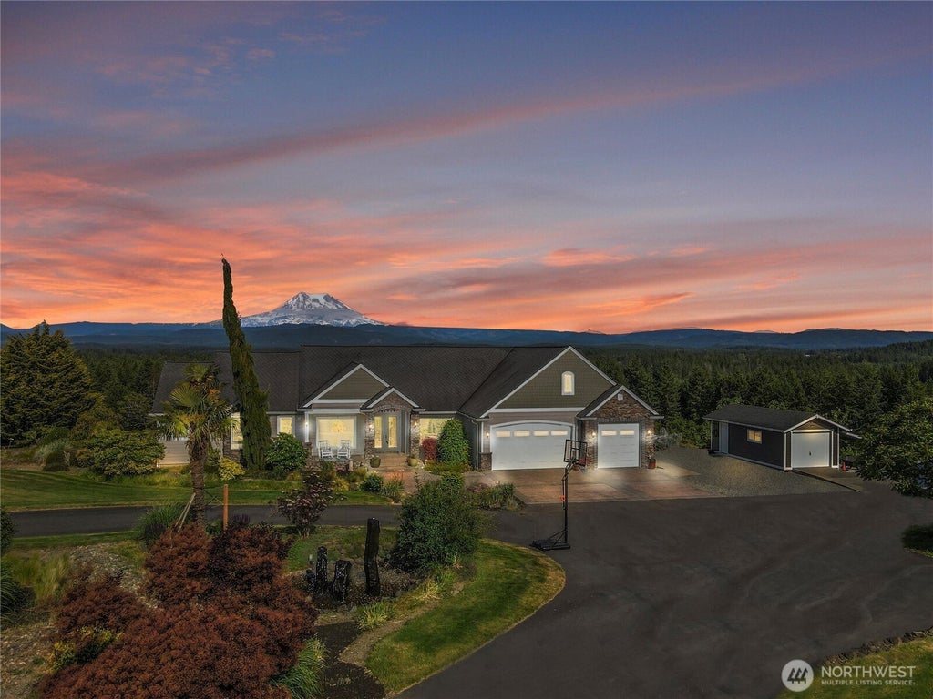 2510 Cascade Drive E, Roy