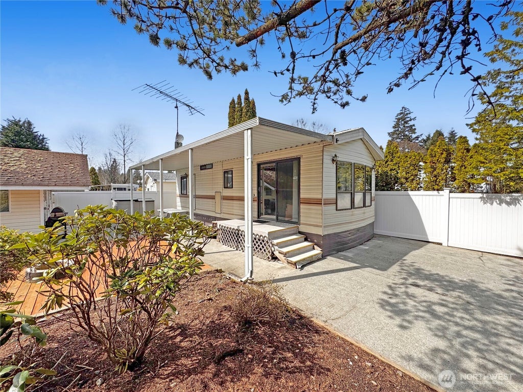 5001 Bay Road E27, Blaine