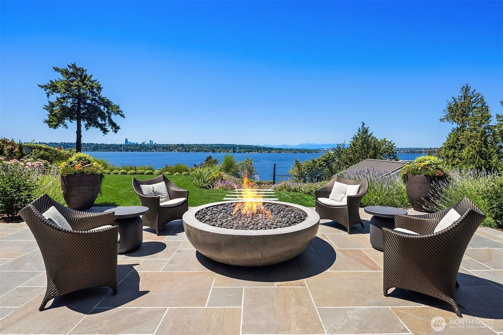 7545 Ne 28th Place, Medina