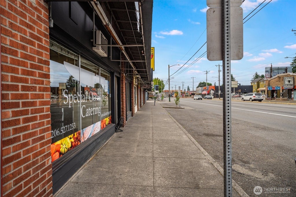 10326 Aurora Avenue N, Seattle