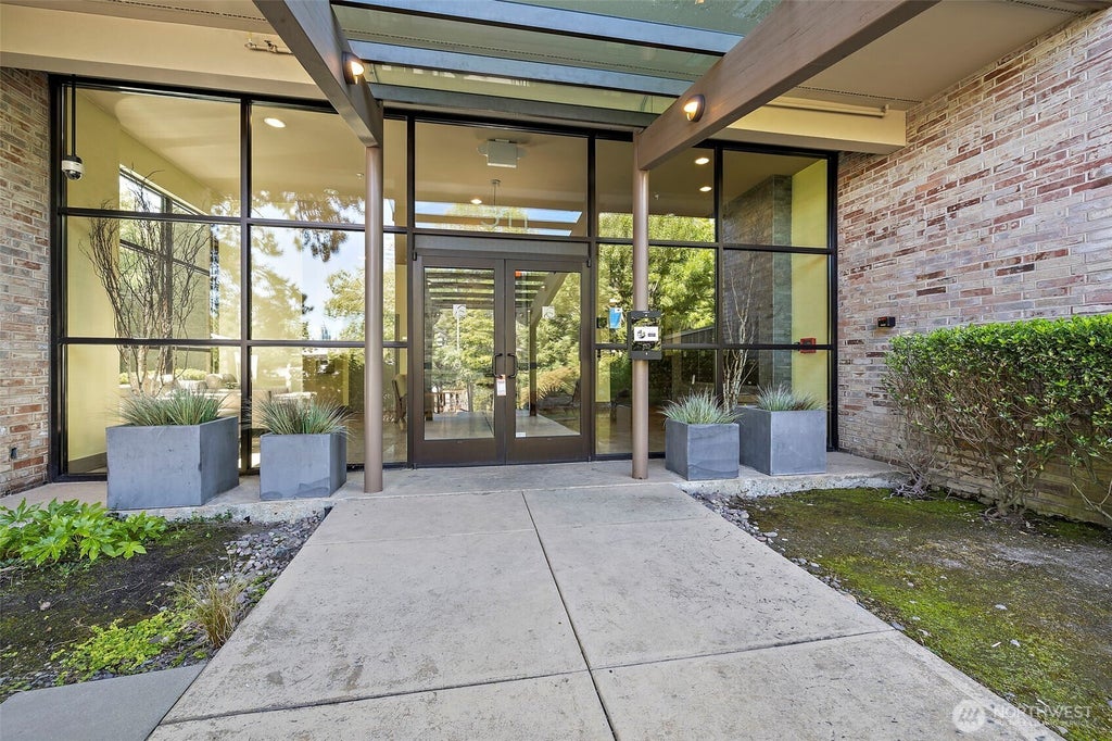 511 100th Avenue Ne 305, Bellevue