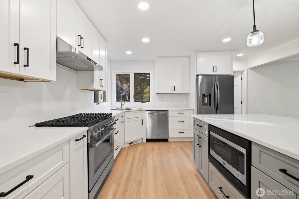 7634 Ne 12th Street, Medina