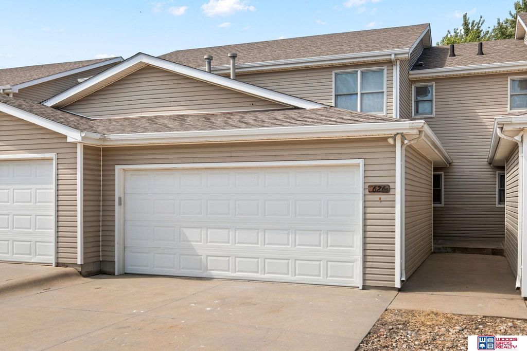 626 Lakeside Drive, Lincoln