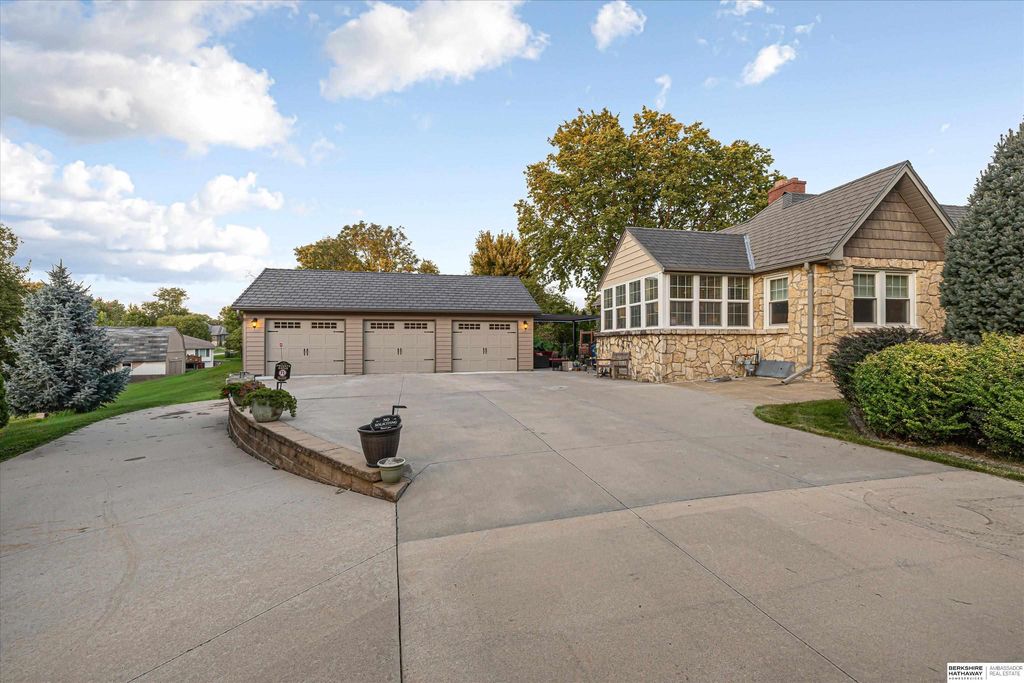 209 N Bellevue Boulevard, Bellevue