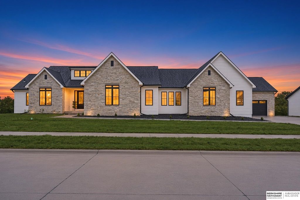 22106 Hackberry Circle, Gretna