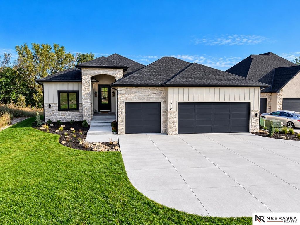 518 Courtyard Court, Ashland