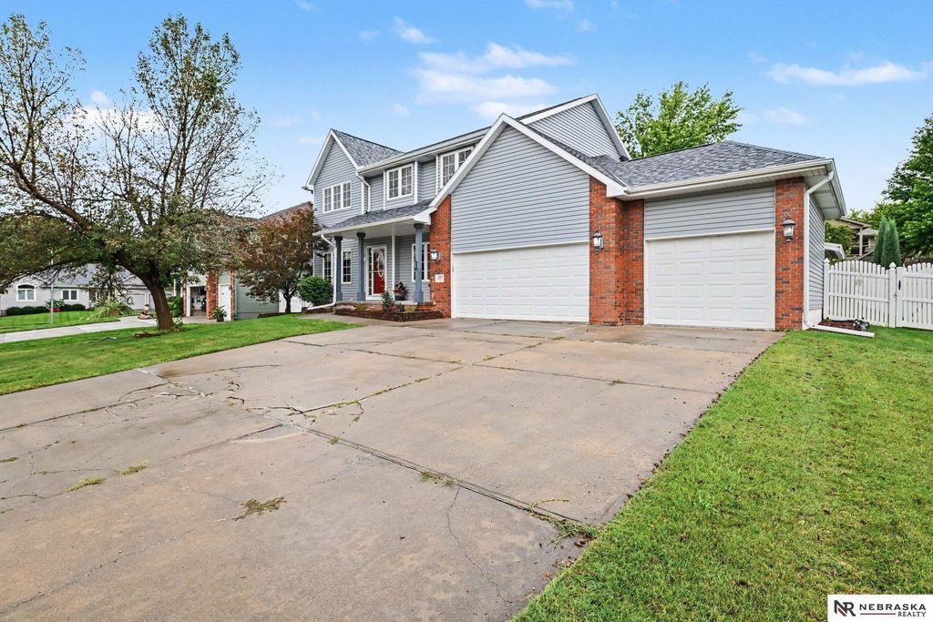 2811 Leigh Lane, Papillion