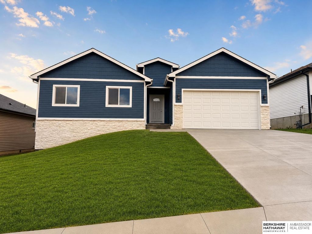 7702 S 33 Avenue, Omaha