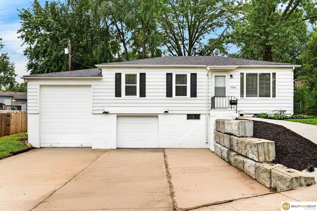 7520 Terry Drive, La Vista