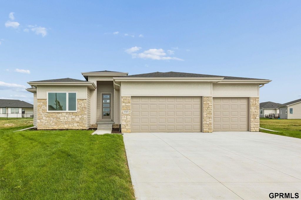 5707 Kestrel Parkway, Elkhorn