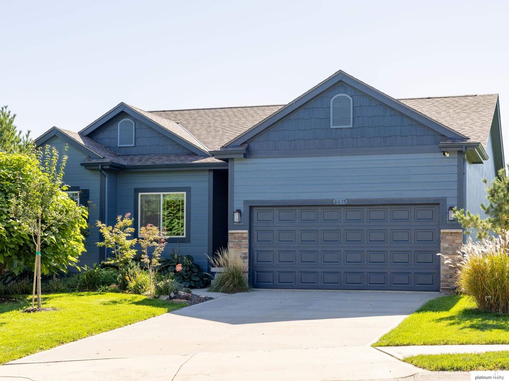 6635 Michael Circle, Papillion