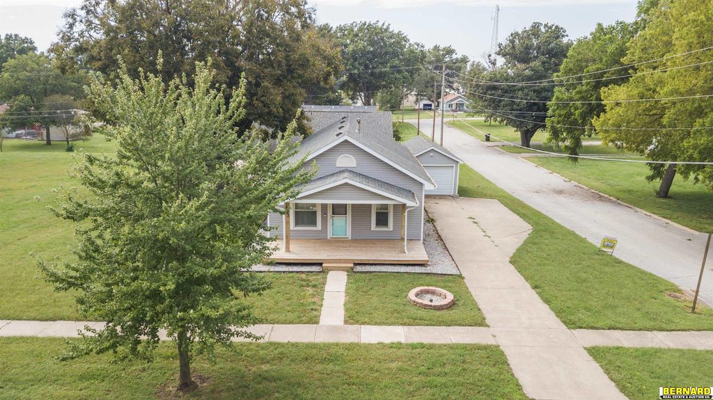 693 N 3rd Street, Tecumseh
