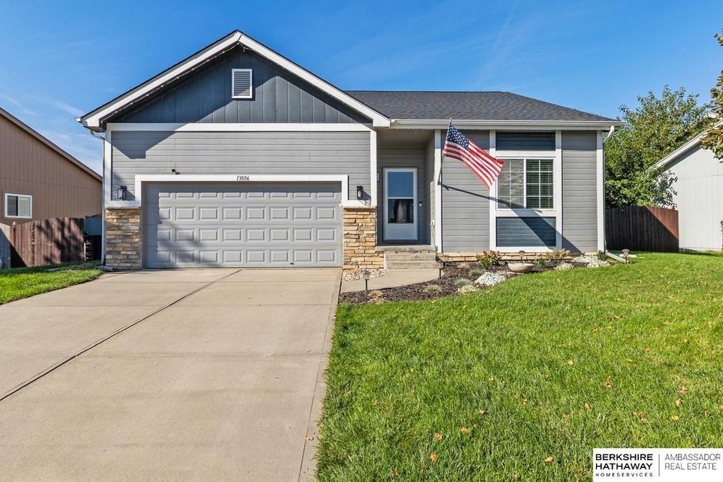 13806 Clearwater Drive, Papillion