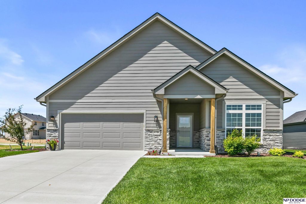 12388 Horizon Street, Papillion