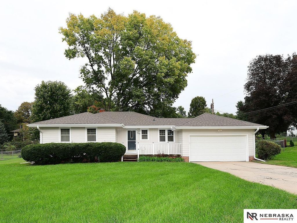 9820 Poppleton Avenue, Omaha